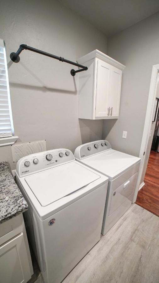Rock & Roll House, Fiber Internet, Roku Tv, Washer & Dryer, By Dt Chickasha & Leg Lamp! Exterior photo
