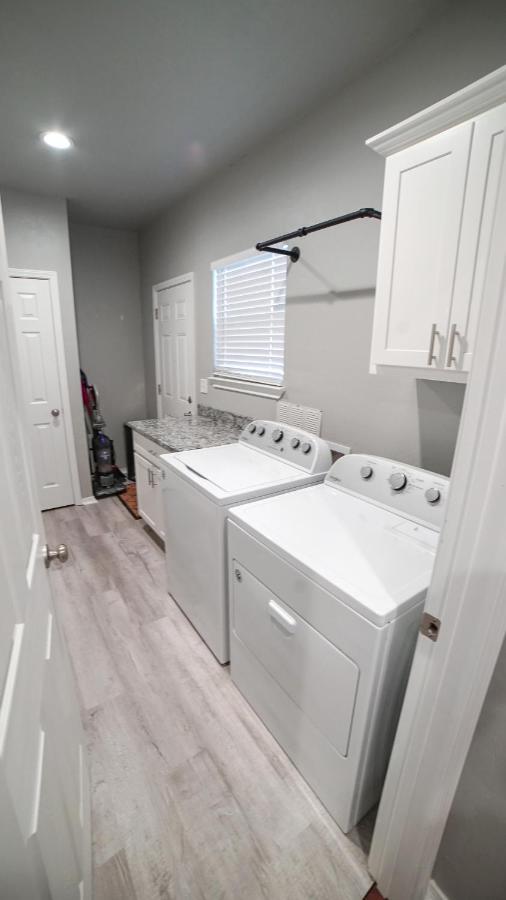 Rock & Roll House, Fiber Internet, Roku Tv, Washer & Dryer, By Dt Chickasha & Leg Lamp! Exterior photo