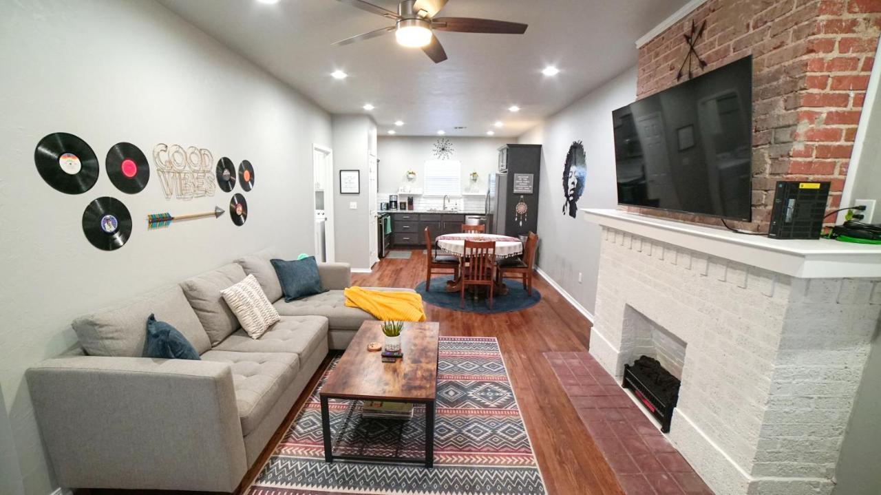Rock & Roll House, Fiber Internet, Roku Tv, Washer & Dryer, By Dt Chickasha & Leg Lamp! Exterior photo