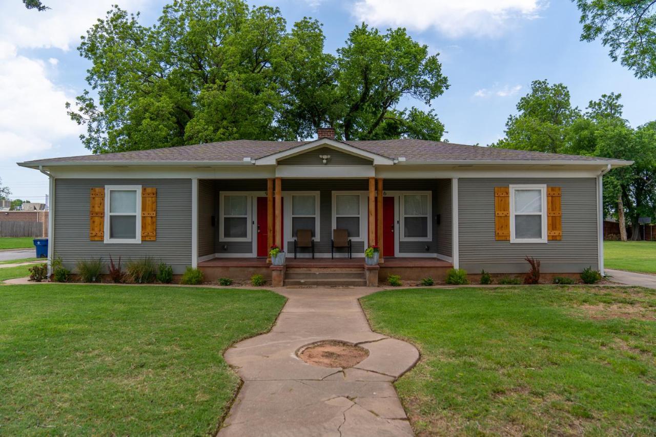 Rock & Roll House, Fiber Internet, Roku Tv, Washer & Dryer, By Dt Chickasha & Leg Lamp! Exterior photo