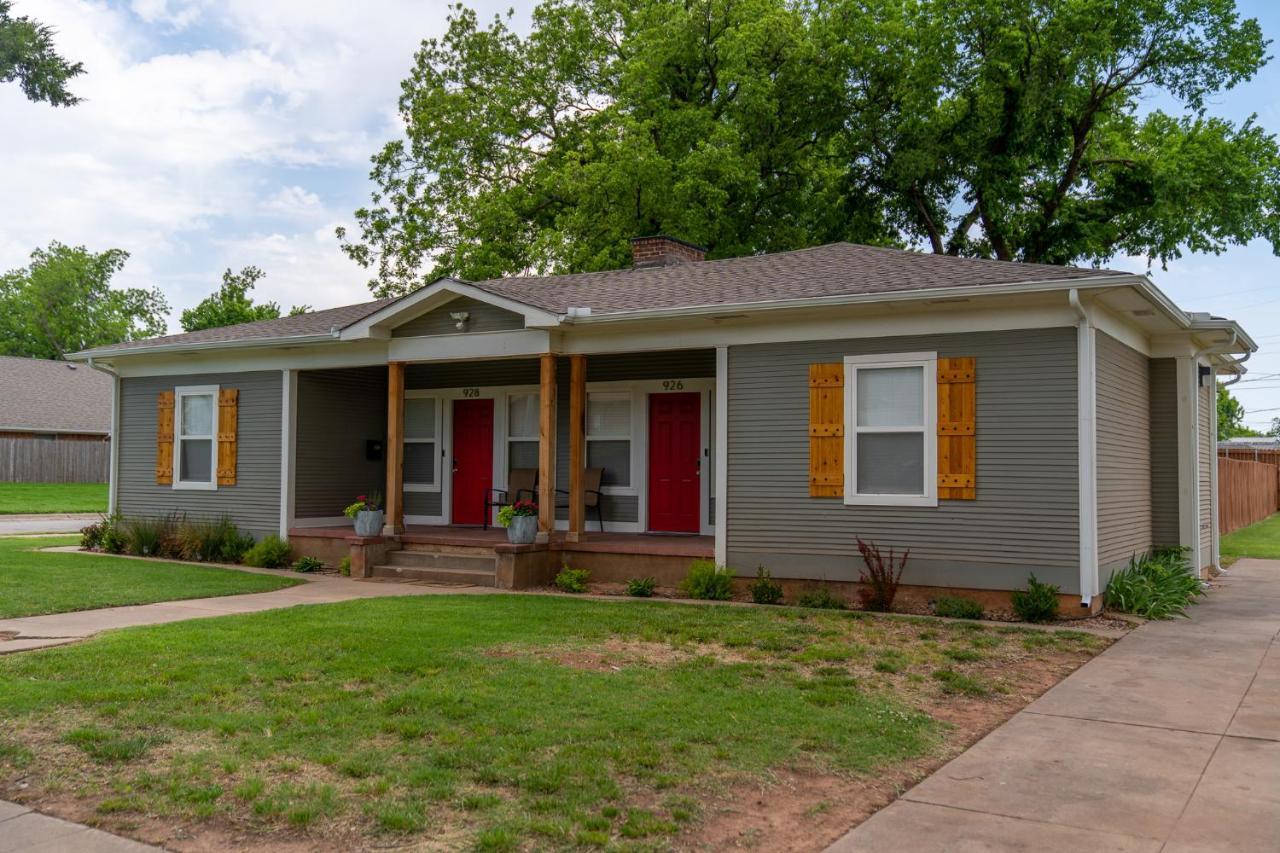 Rock & Roll House, Fiber Internet, Roku Tv, Washer & Dryer, By Dt Chickasha & Leg Lamp! Exterior photo