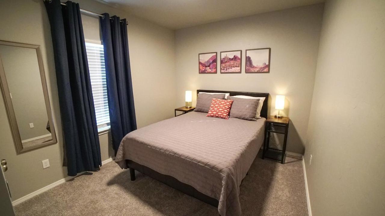 Rock & Roll House, Fiber Internet, Roku Tv, Washer & Dryer, By Dt Chickasha & Leg Lamp! Exterior photo