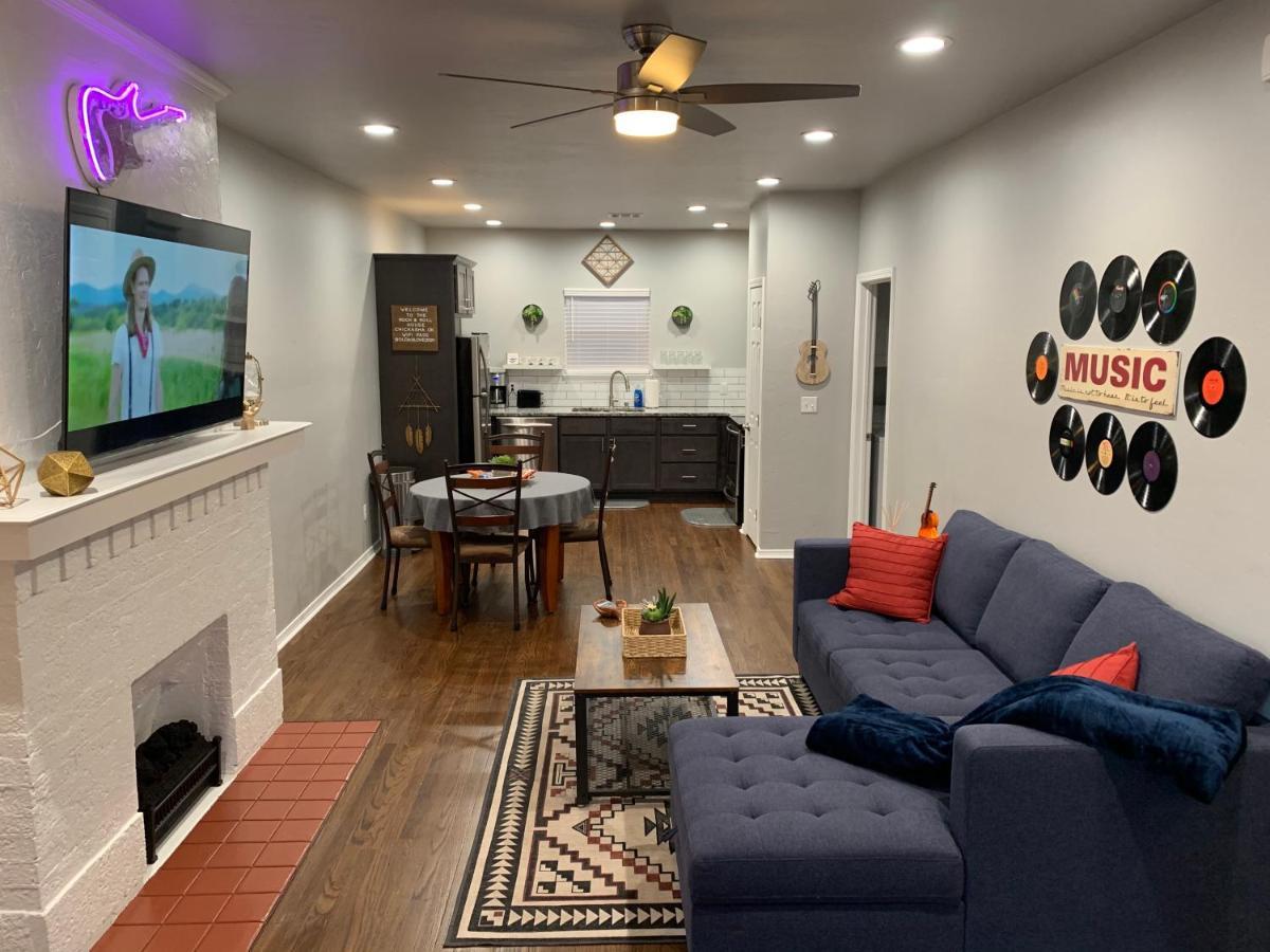 Rock & Roll House, Fiber Internet, Roku Tv, Washer & Dryer, By Dt Chickasha & Leg Lamp! Exterior photo