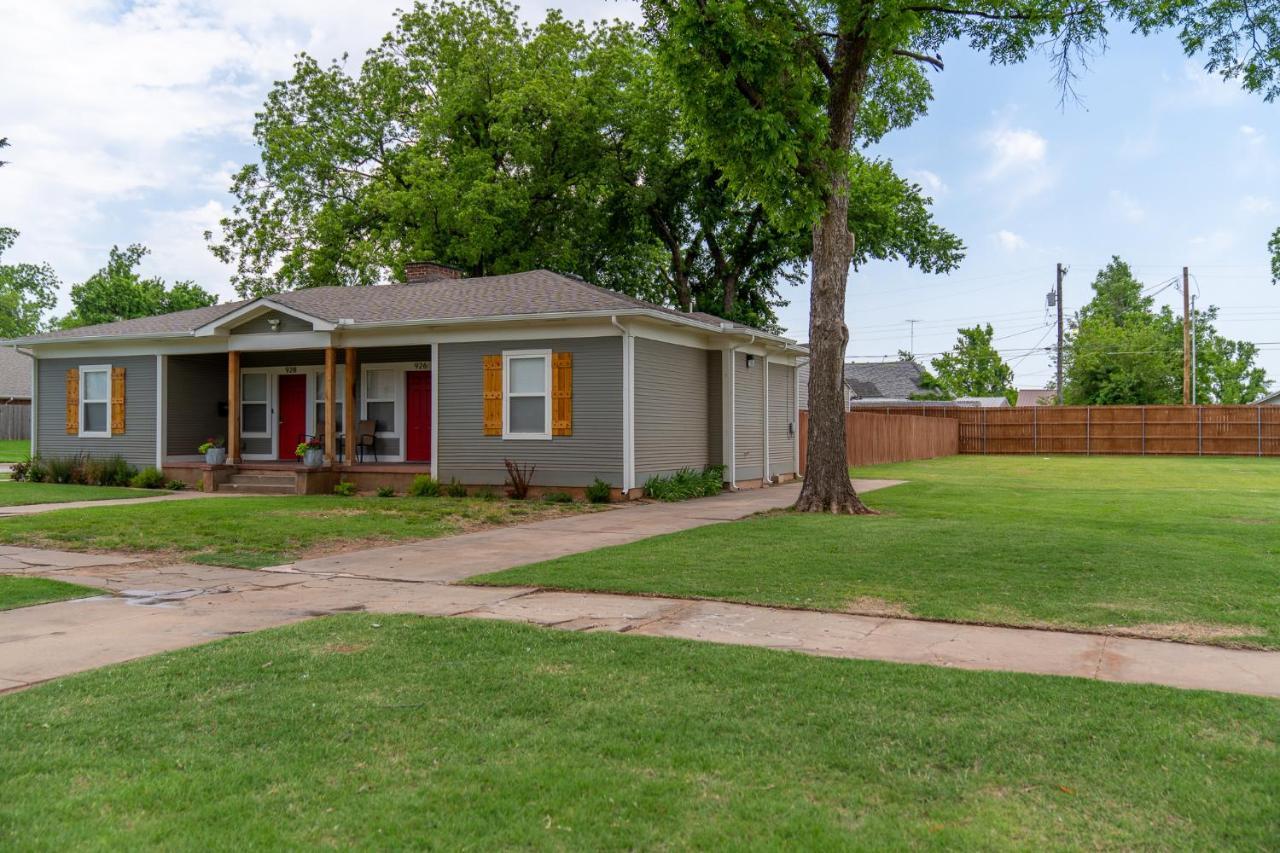 Rock & Roll House, Fiber Internet, Roku Tv, Washer & Dryer, By Dt Chickasha & Leg Lamp! Exterior photo